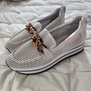 NYDJ Womans 9.5 Beige Loafers with Tortoise Shell Accent. Nwob